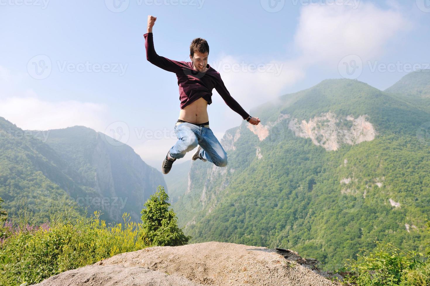 hombre salta en la naturaleza foto