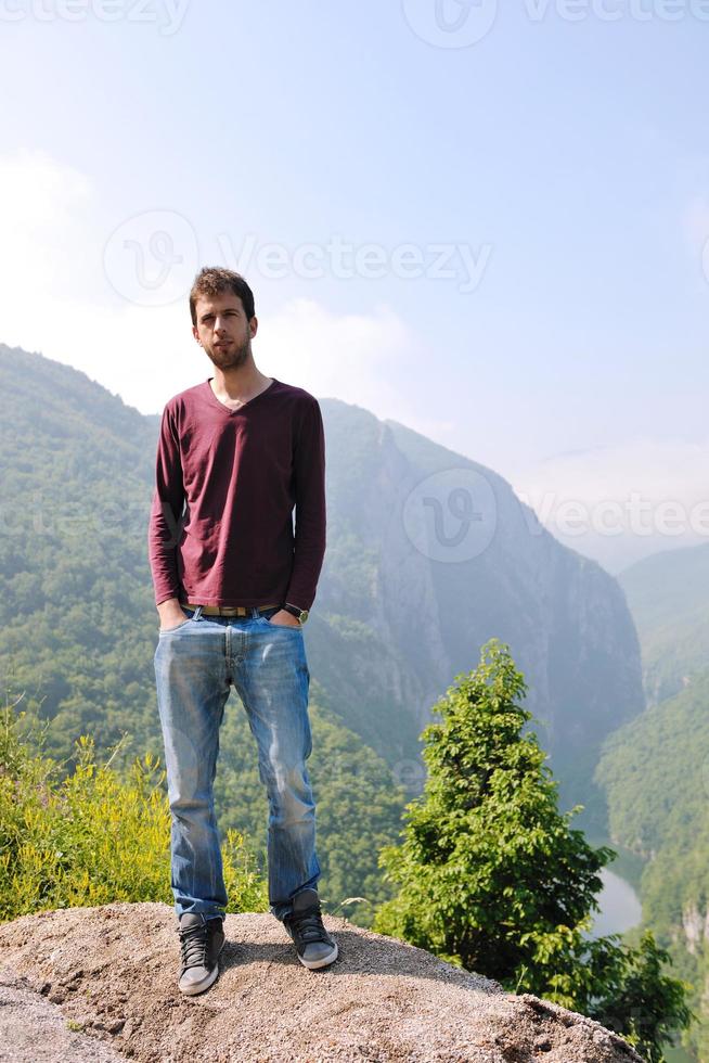 hombre salta en la naturaleza foto