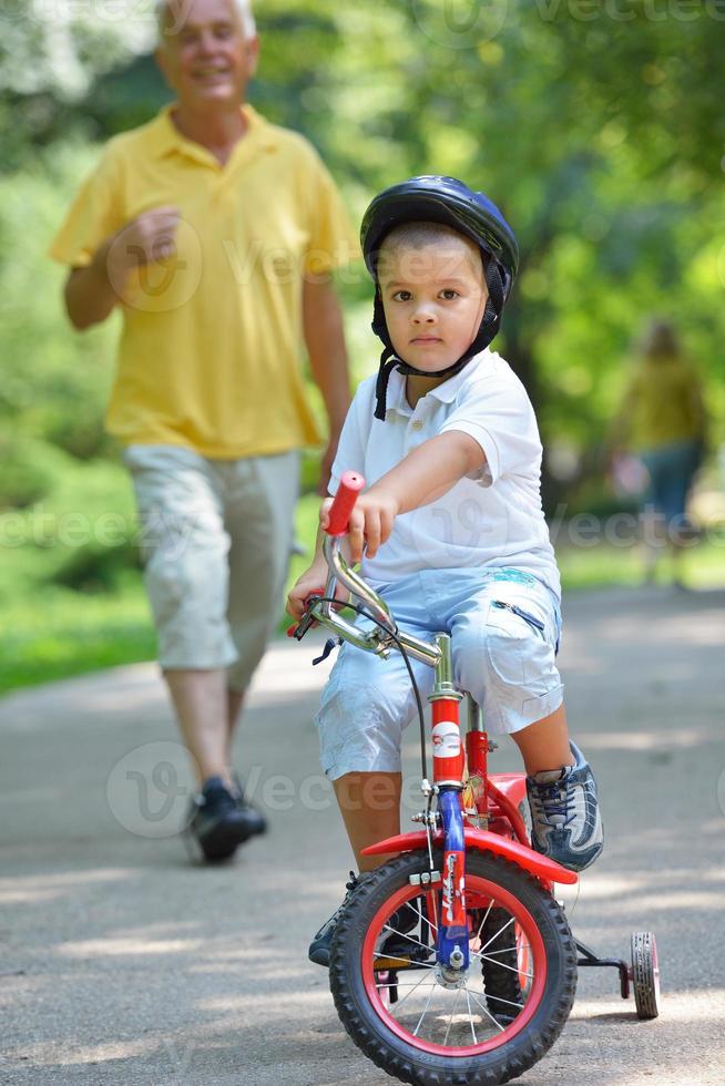 feliz abuelo y niño en el parque foto