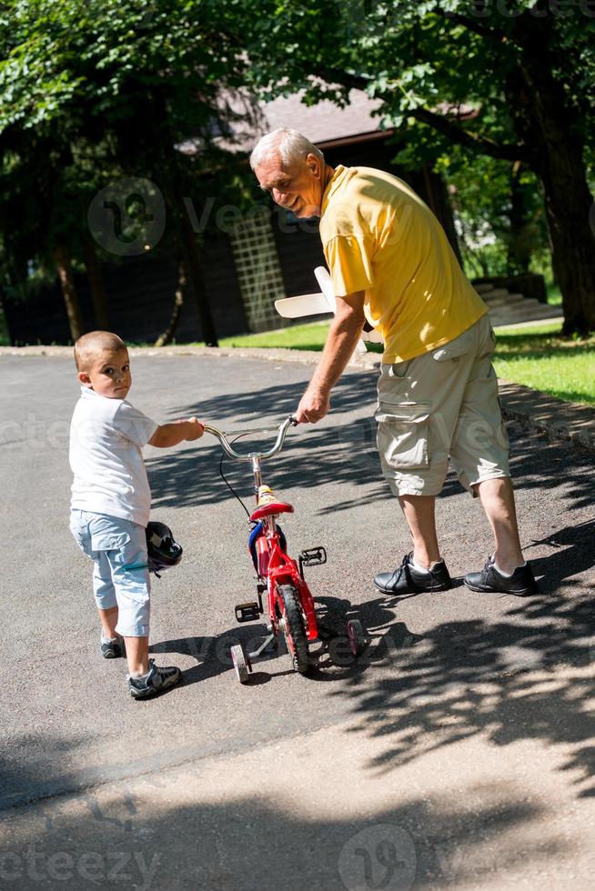 el abuelo y el niño se divierten en el parque foto