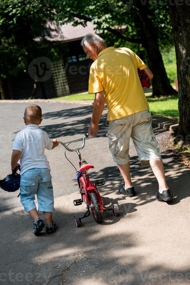 el abuelo y el niño se divierten en el parque foto