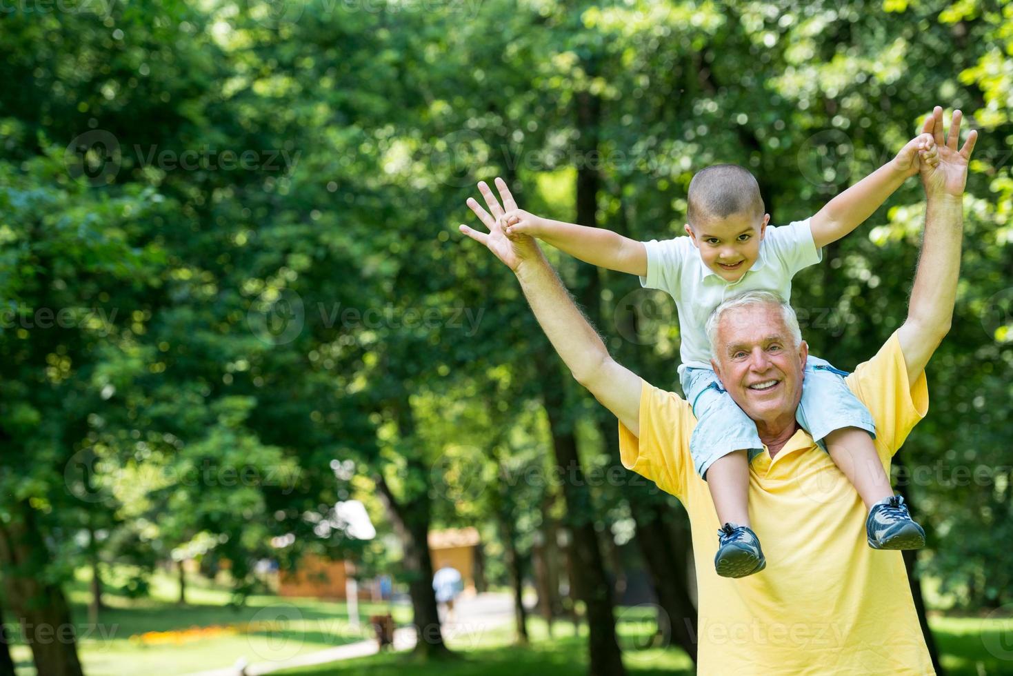 el abuelo y el niño se divierten en el parque foto