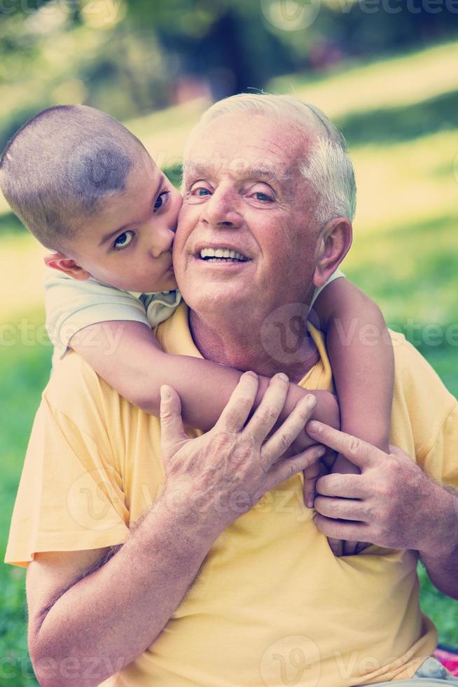 el abuelo y el niño se divierten en el parque foto