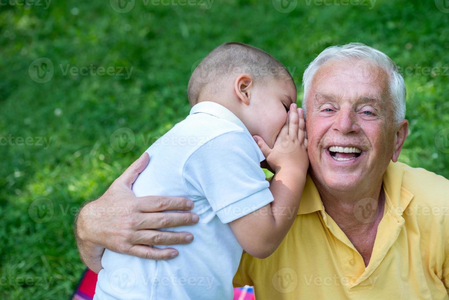 el abuelo y el niño se divierten en el parque foto