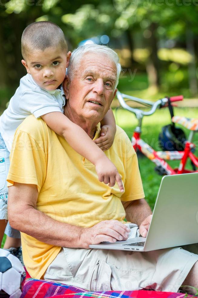 abuelo e hijo usando laptop foto