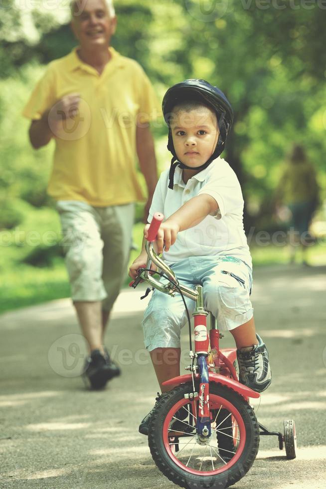 feliz abuelo y niño en el parque foto