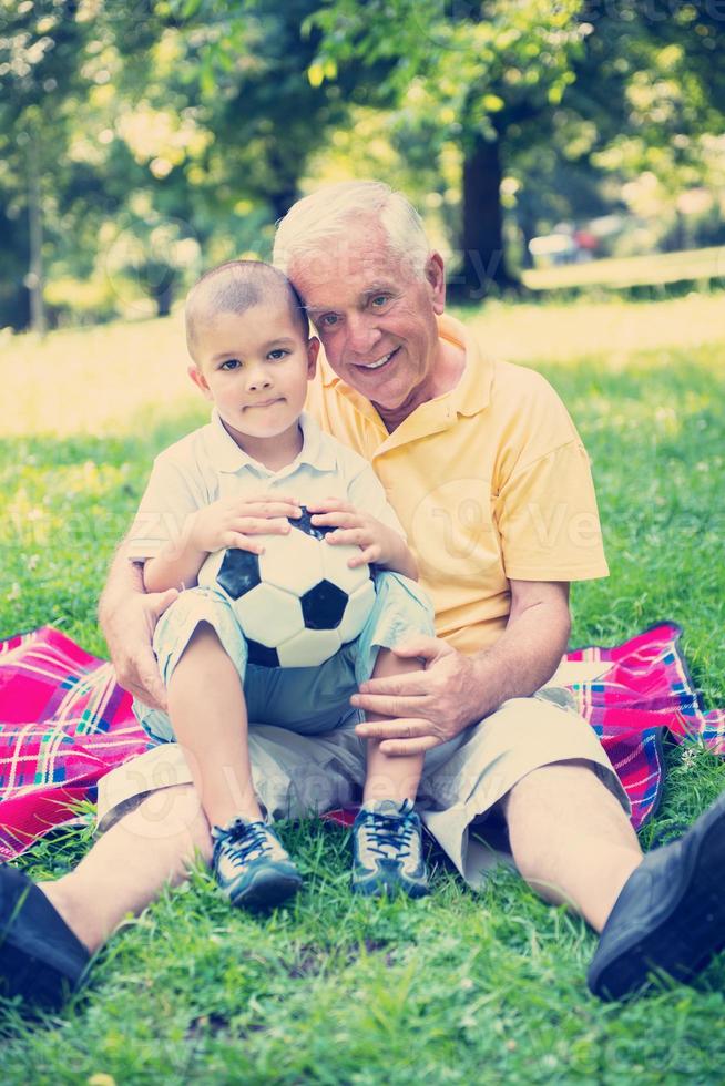 el abuelo y el niño se divierten en el parque foto