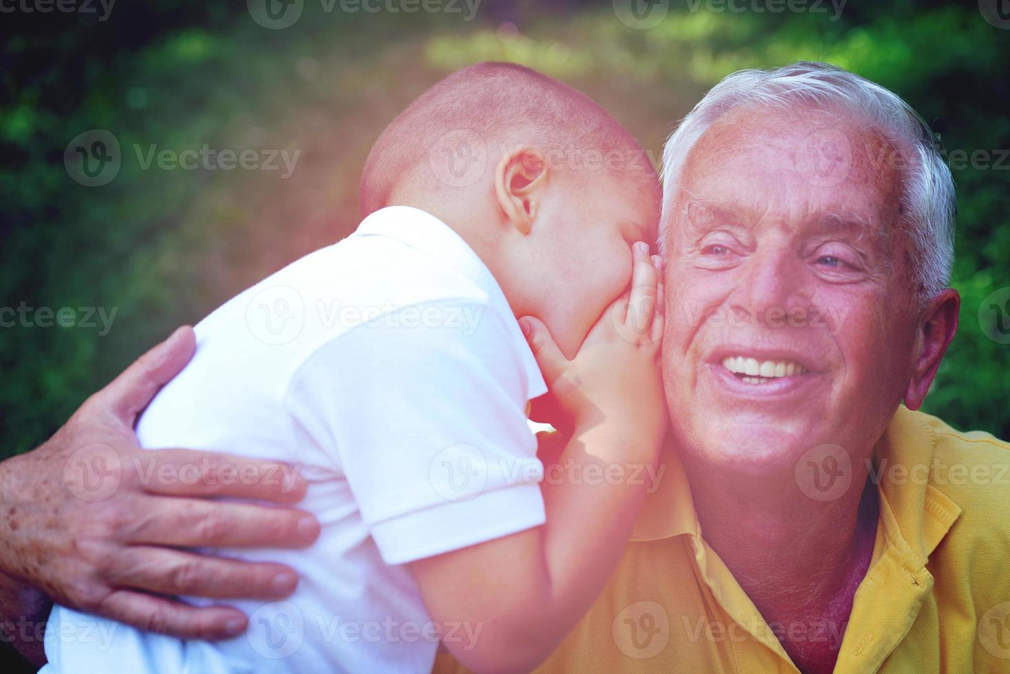 feliz abuelo y niño en el parque foto