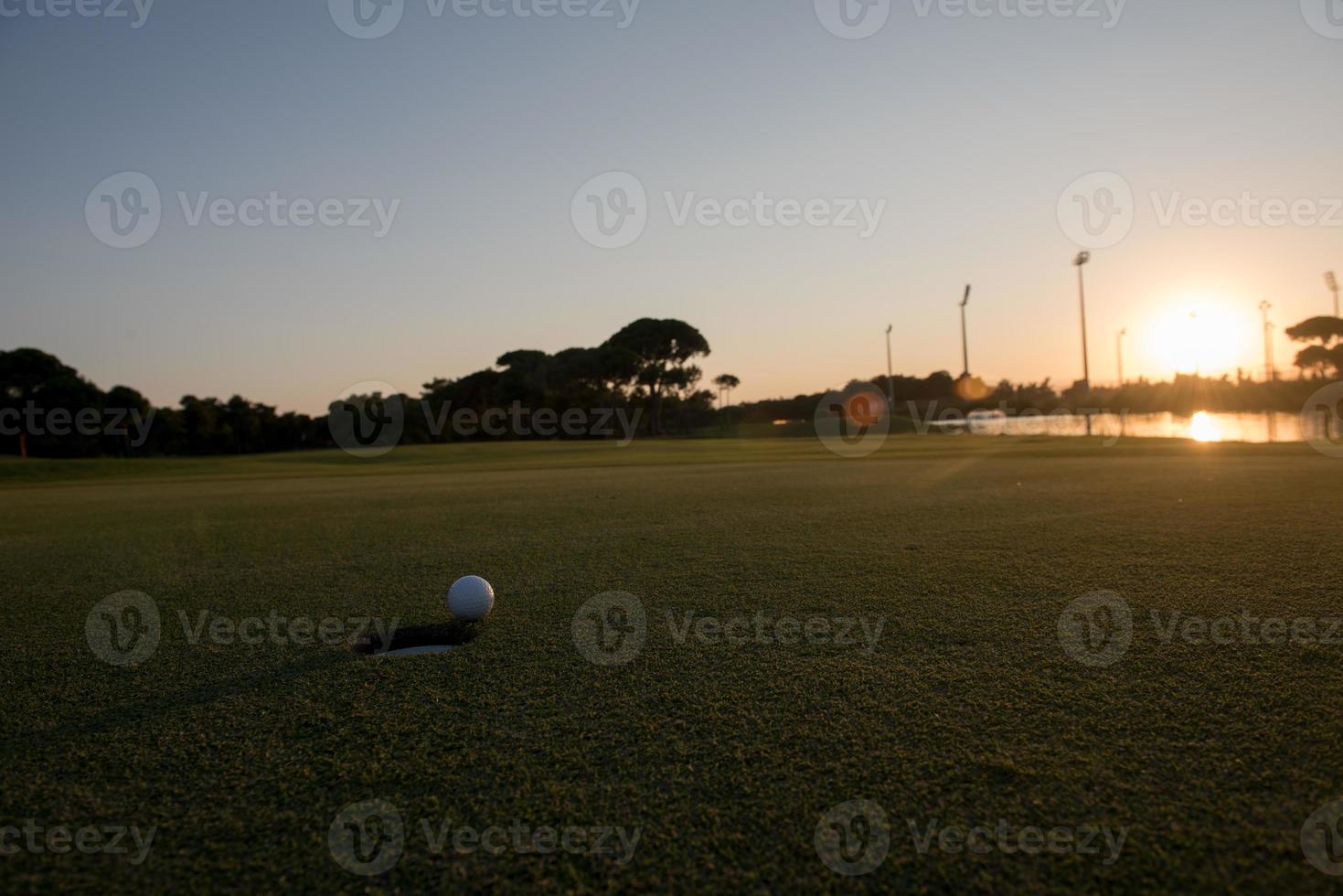 pelota de golf al borde del hoyo foto