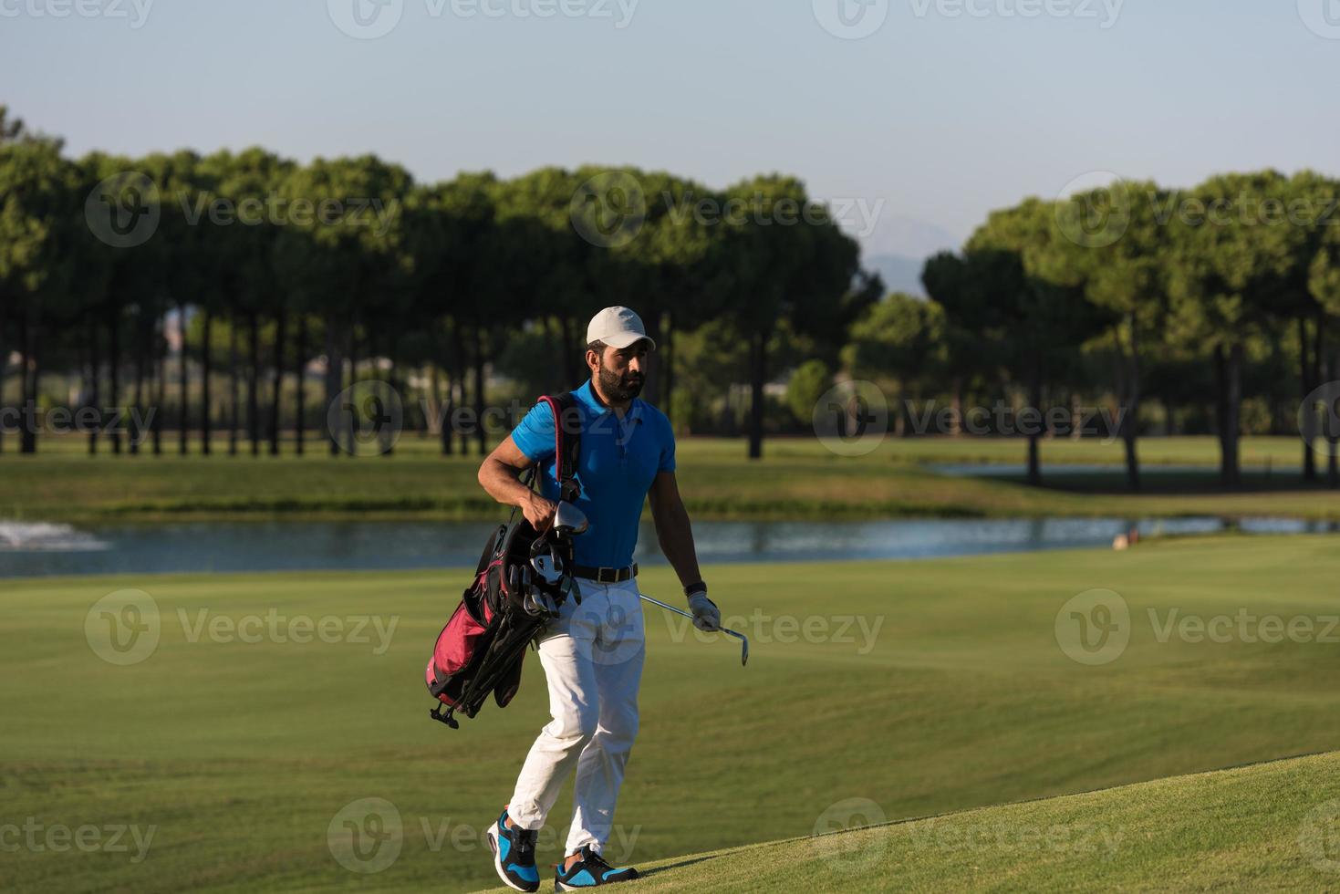 golfer walking and carrying bag 10854195 Stock Photo at Vecteezy