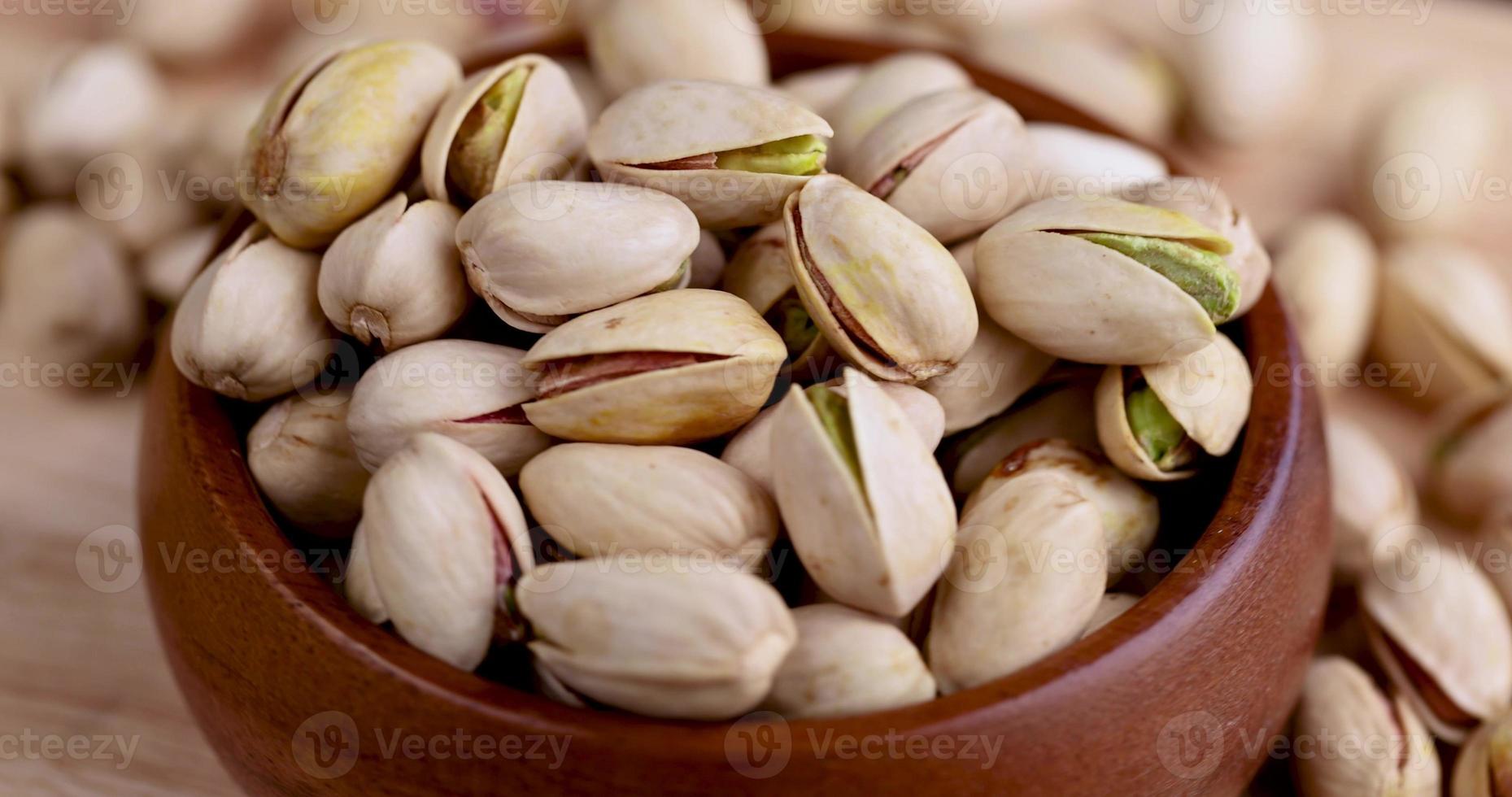 pistachos fritos con cáscaras rotas están girando foto