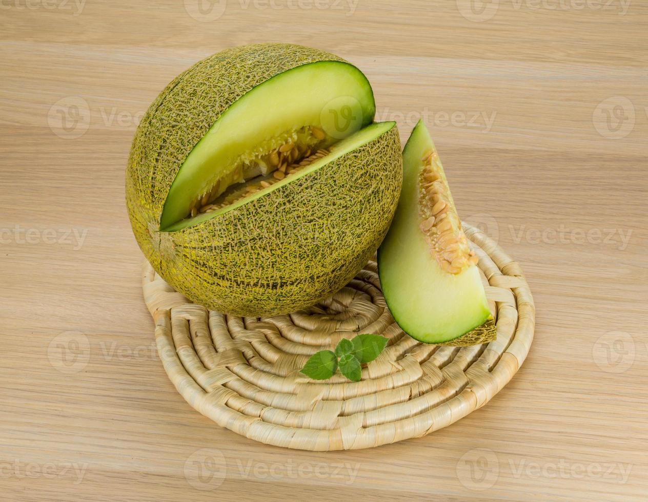 melón sobre fondo de madera foto