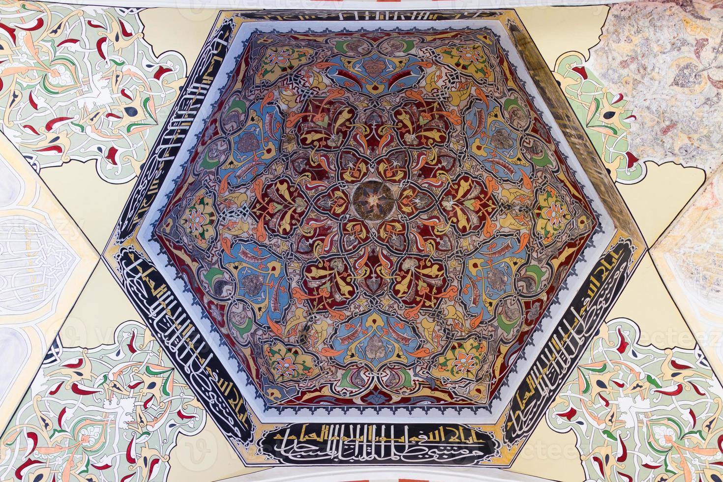 vista interior de una cúpula del patio de la mezquita uc serefeli, edirne, turquía foto
