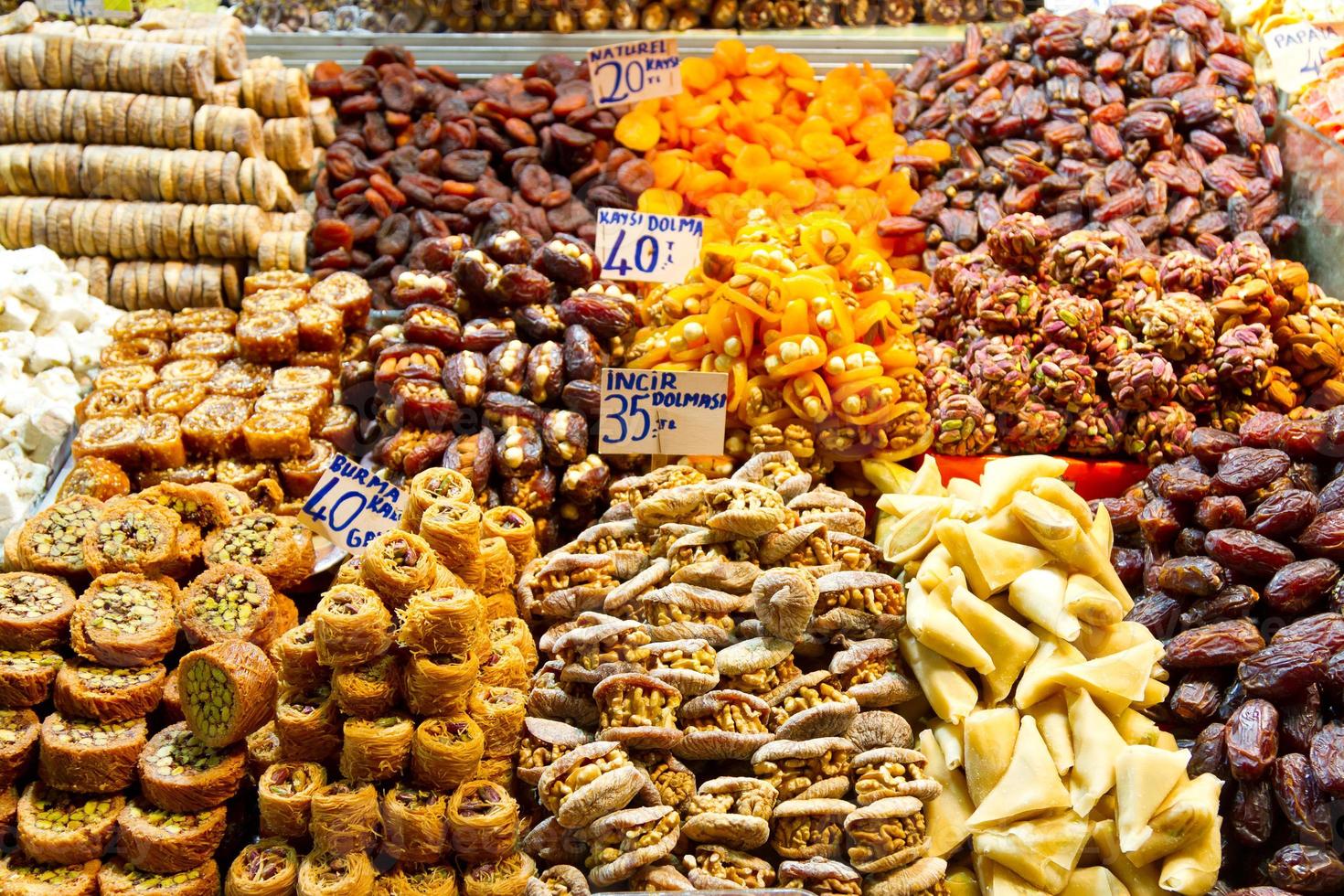 dulces turcos del bazar de las especias, estambul foto