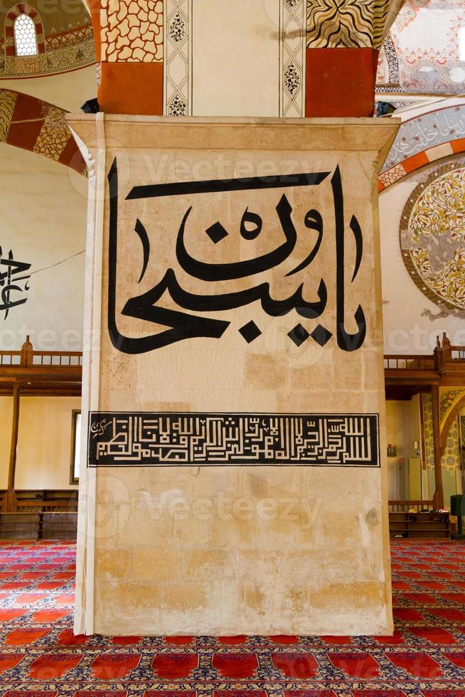 caligrafía en una columna de la antigua mezquita de edirne, turquía foto