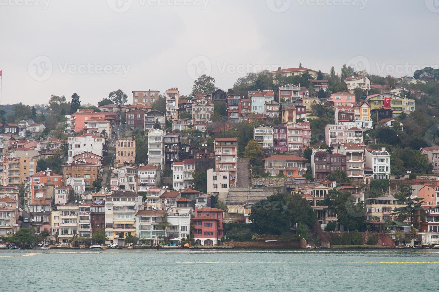 edificios en el estrecho del bósforo foto