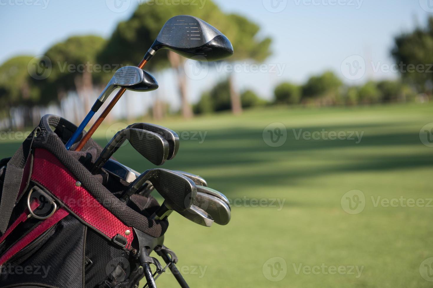 cerrar una bolsa de golf en el campo foto