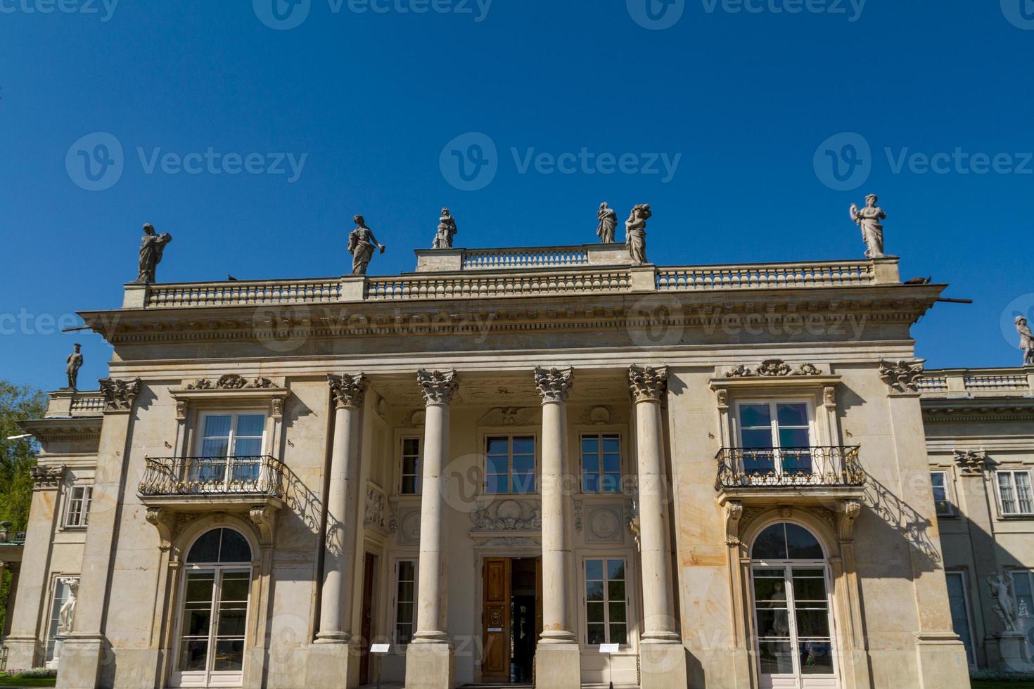 el palacio lazienki en el parque lazienki, varsovia. lazienki krolewskie. foto