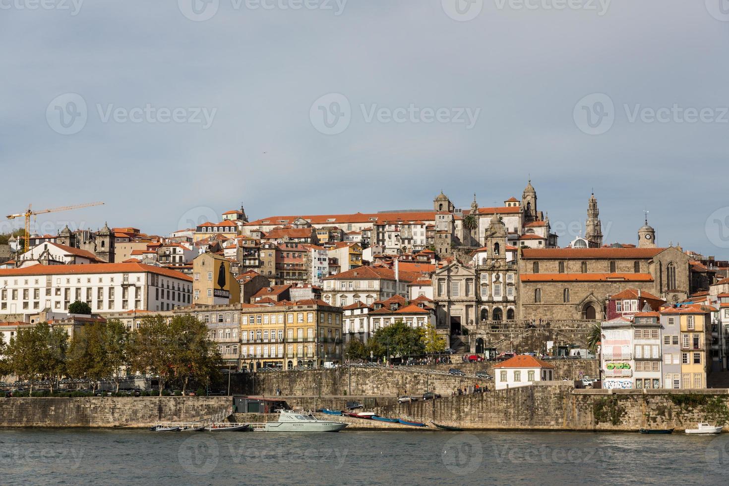 vista de la ciudad de porto en la orilla del río foto