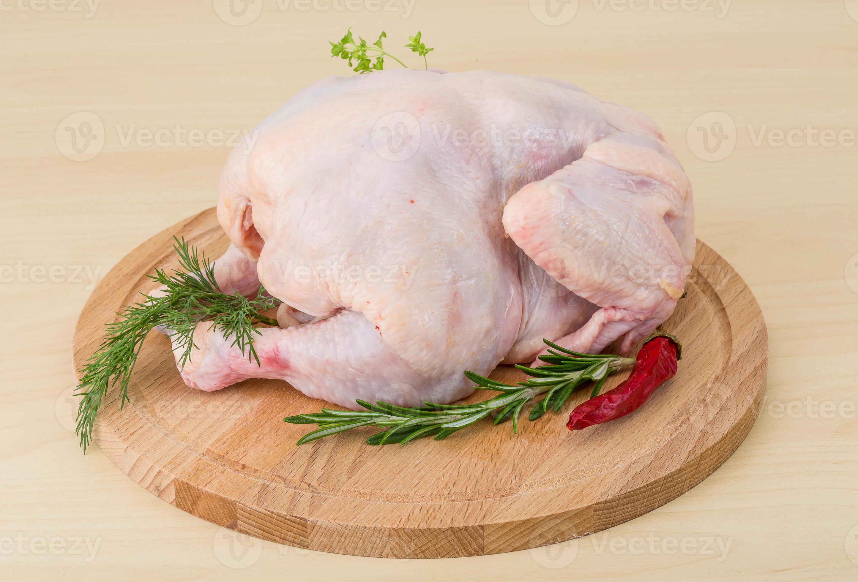 pollo entero crudo 10865826 Foto de stock en Vecteezy