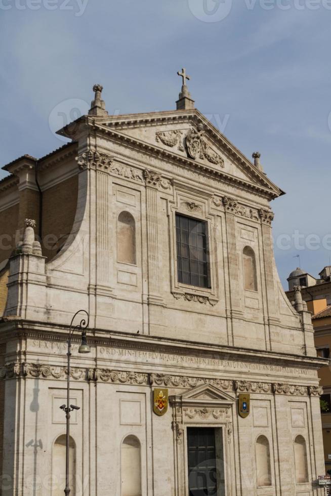 gran iglesia en el centro de roma, italia. foto