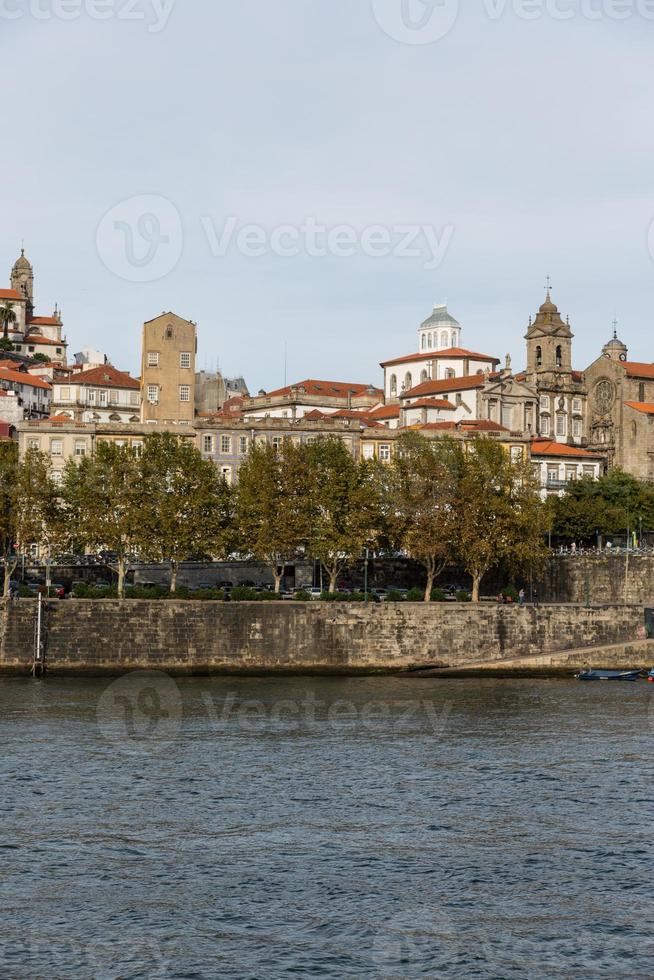 vista de la ciudad de porto en el barrio de ribeira a orillas del río y barcos de vino rabelo en el río douro portugal una ciudad patrimonio de la humanidad de la unesco. foto