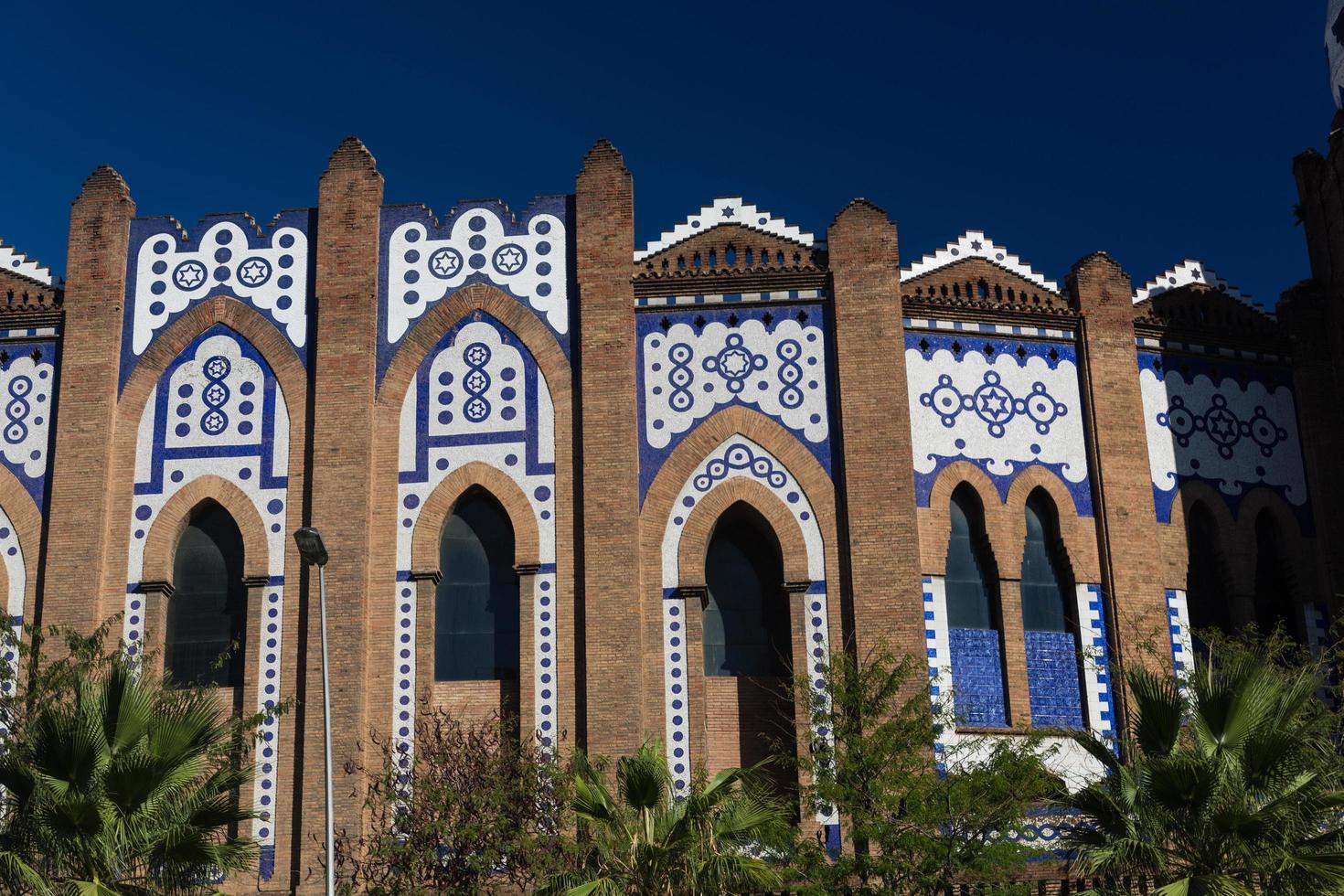 barcelona, españa, 2022 - plaza de toros de barcelona la monumental mosaico huevo detalle en gran vía foto