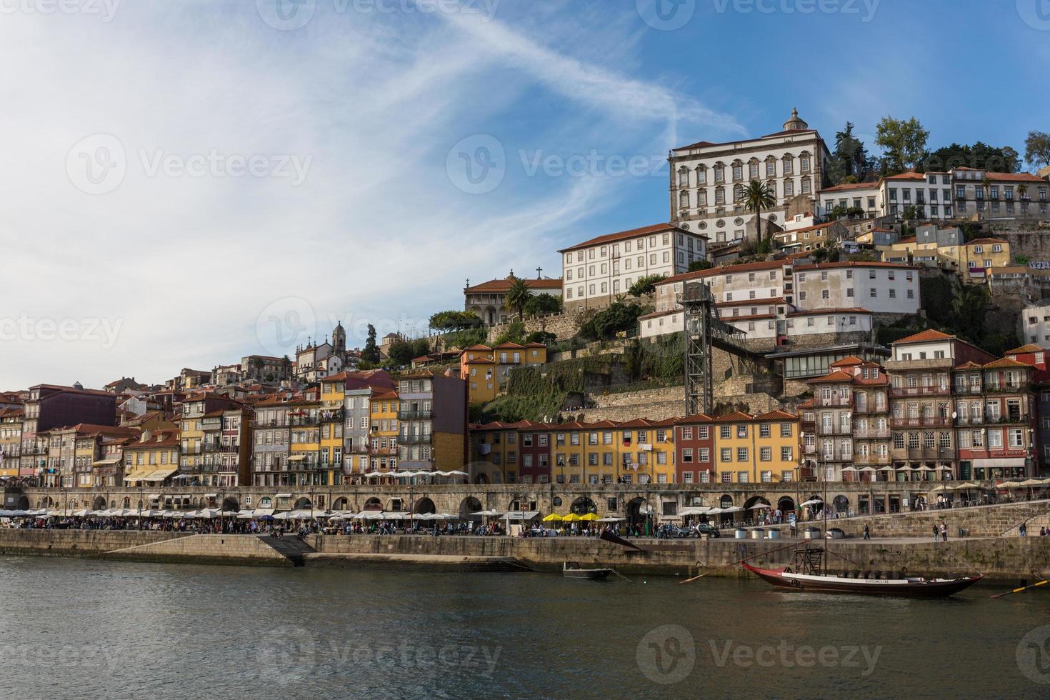 vista de la ciudad de porto en el barrio de ribeira a orillas del río y barcos de vino rabelo en el río douro portugal una ciudad patrimonio de la humanidad de la unesco. foto