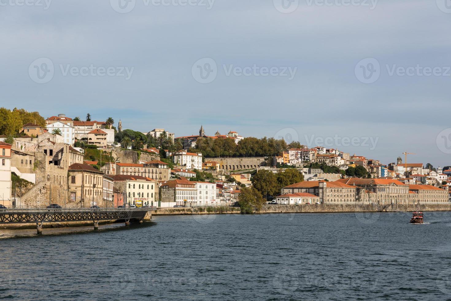 vista de la ciudad de porto en la orilla del río foto