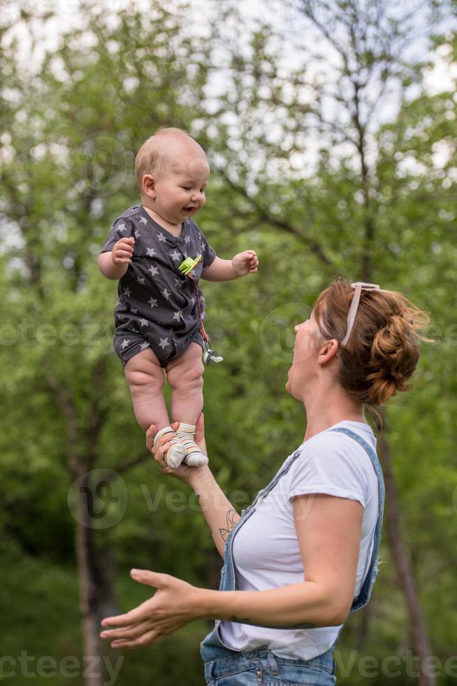 mujer con bebe en la naturaleza foto