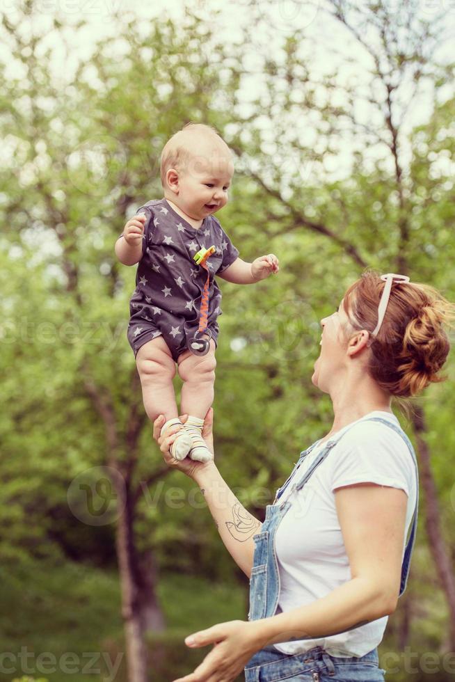 mujer con bebe en la naturaleza foto