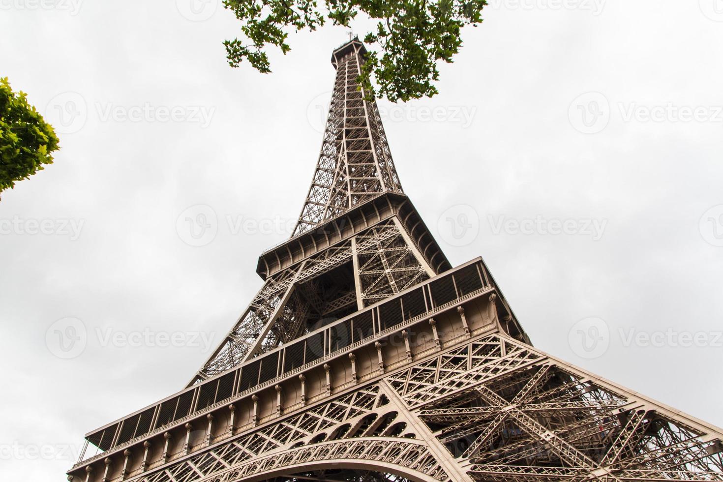 torre eiffel parís vista cercana foto