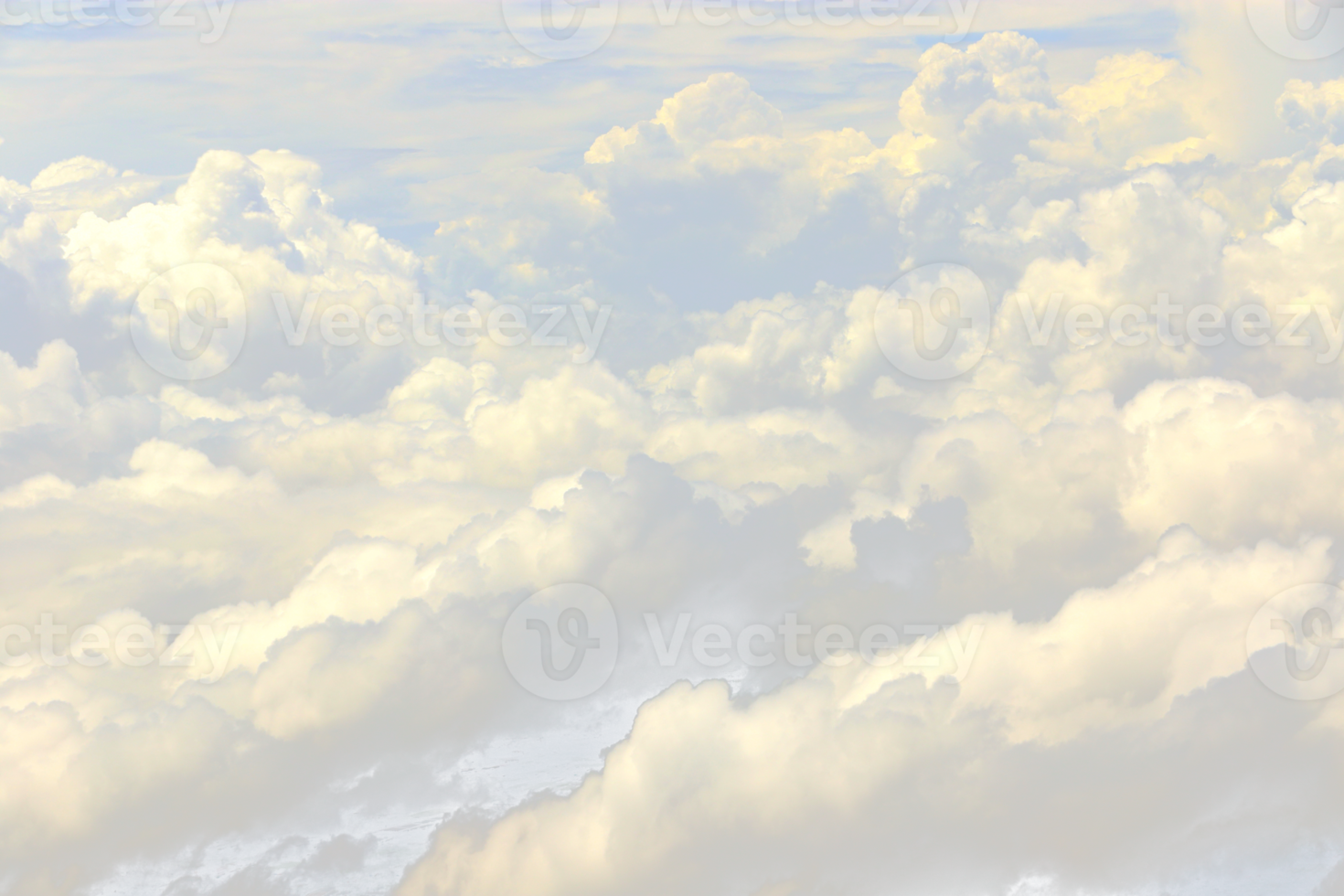 nuvem na atmosfera do céu do avião, fora das janelas é céu cumulus cloudscape e céu sob o sol. vista de cima da nuvem é linda com clima de clima de fundo abstrato em alto nível png