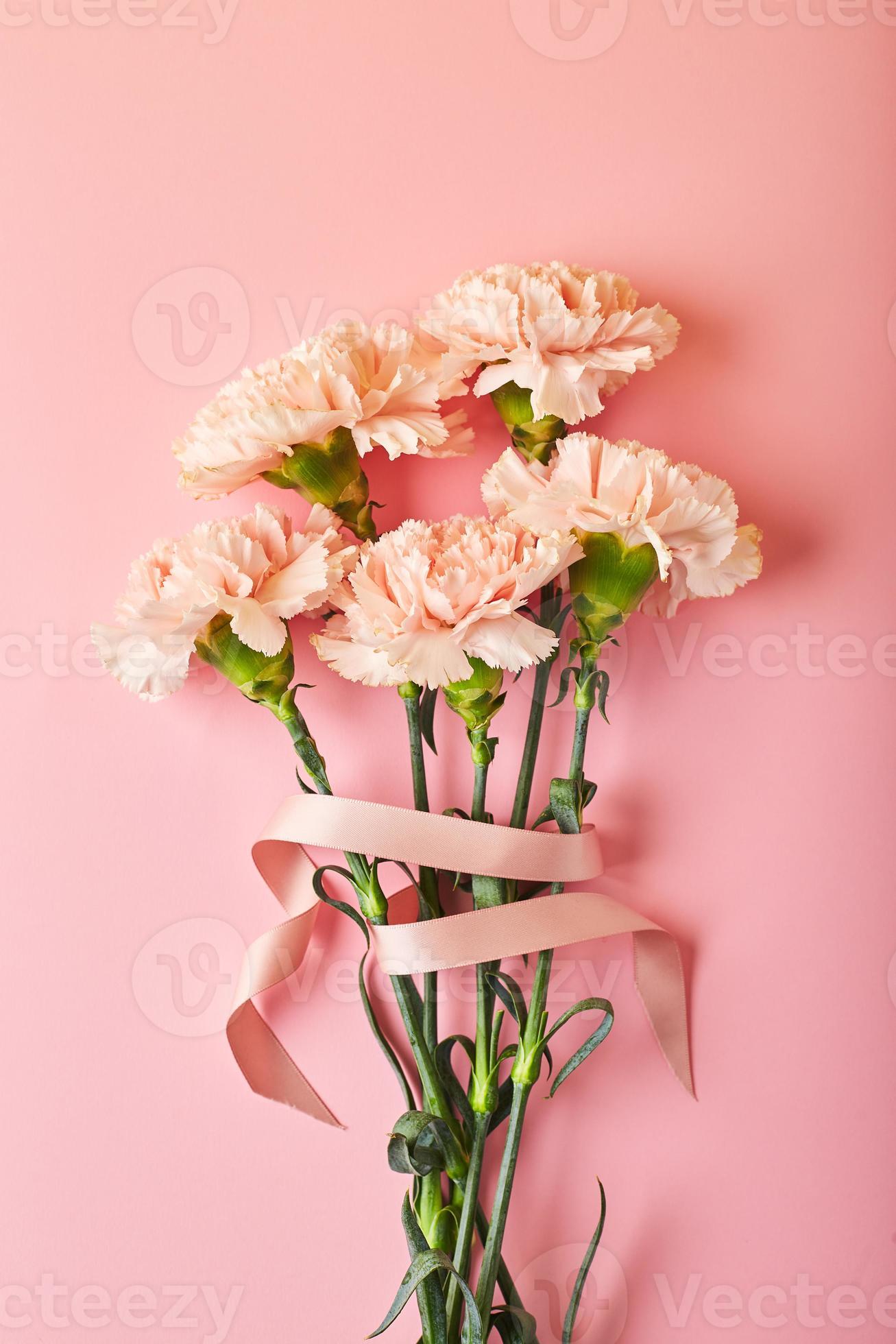 ramo de claveles rosas. concepto de diseño de saludo navideño con ramo de  clavel sobre fondo de mesa rosa 10886613 Foto de stock en Vecteezy