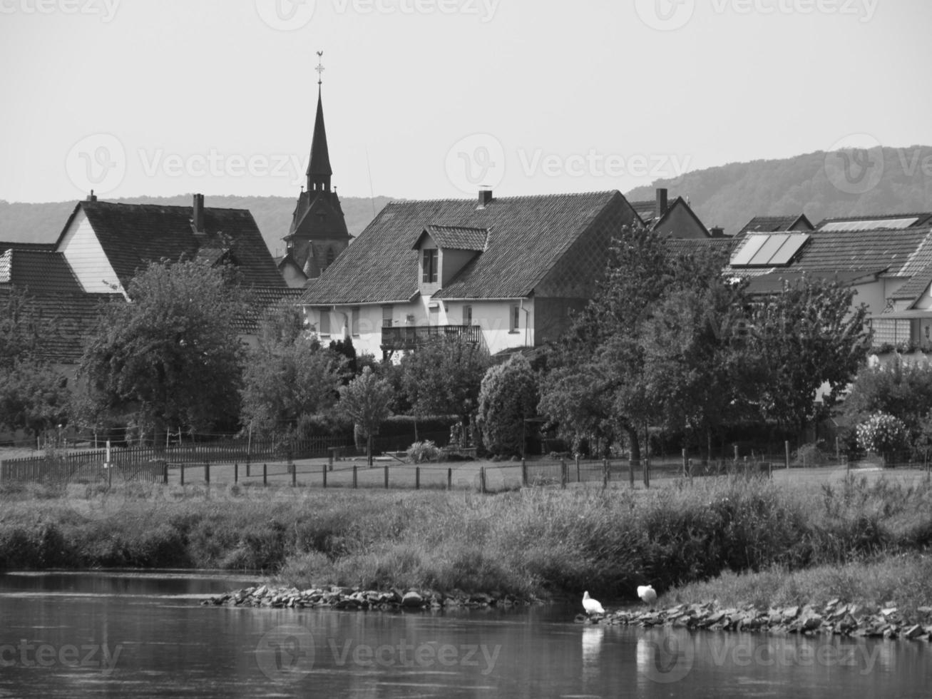 bad karlshafen y el río weser foto