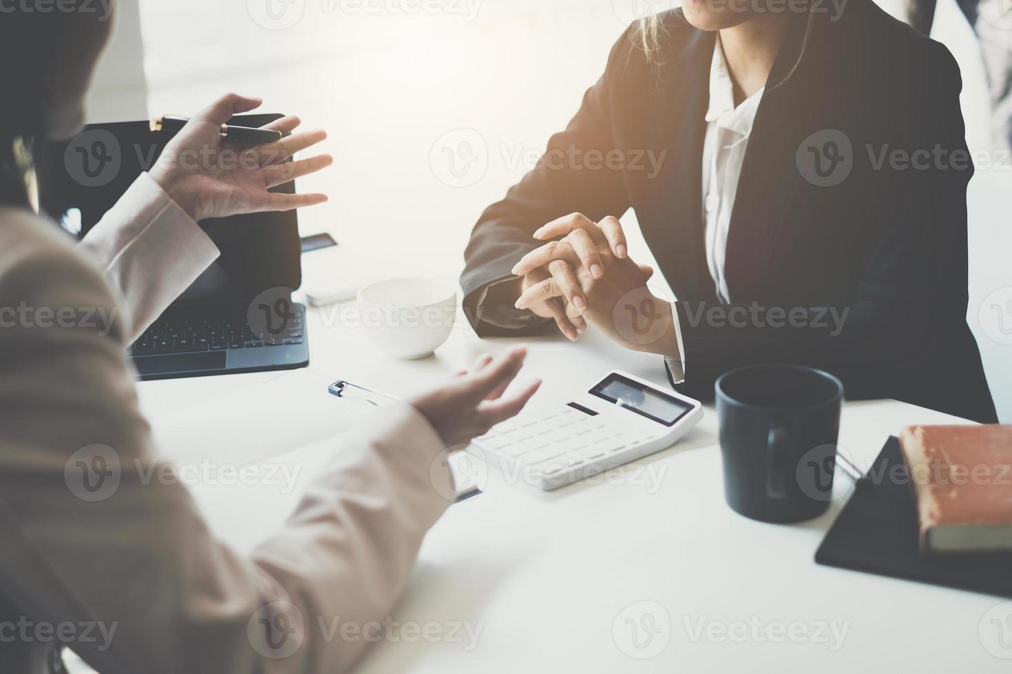 durante una entrevista de trabajo, los gerentes de recursos humanos buscan un buen nuevo empleado. el gerente tiene una primera impresión positiva del candidato. foto