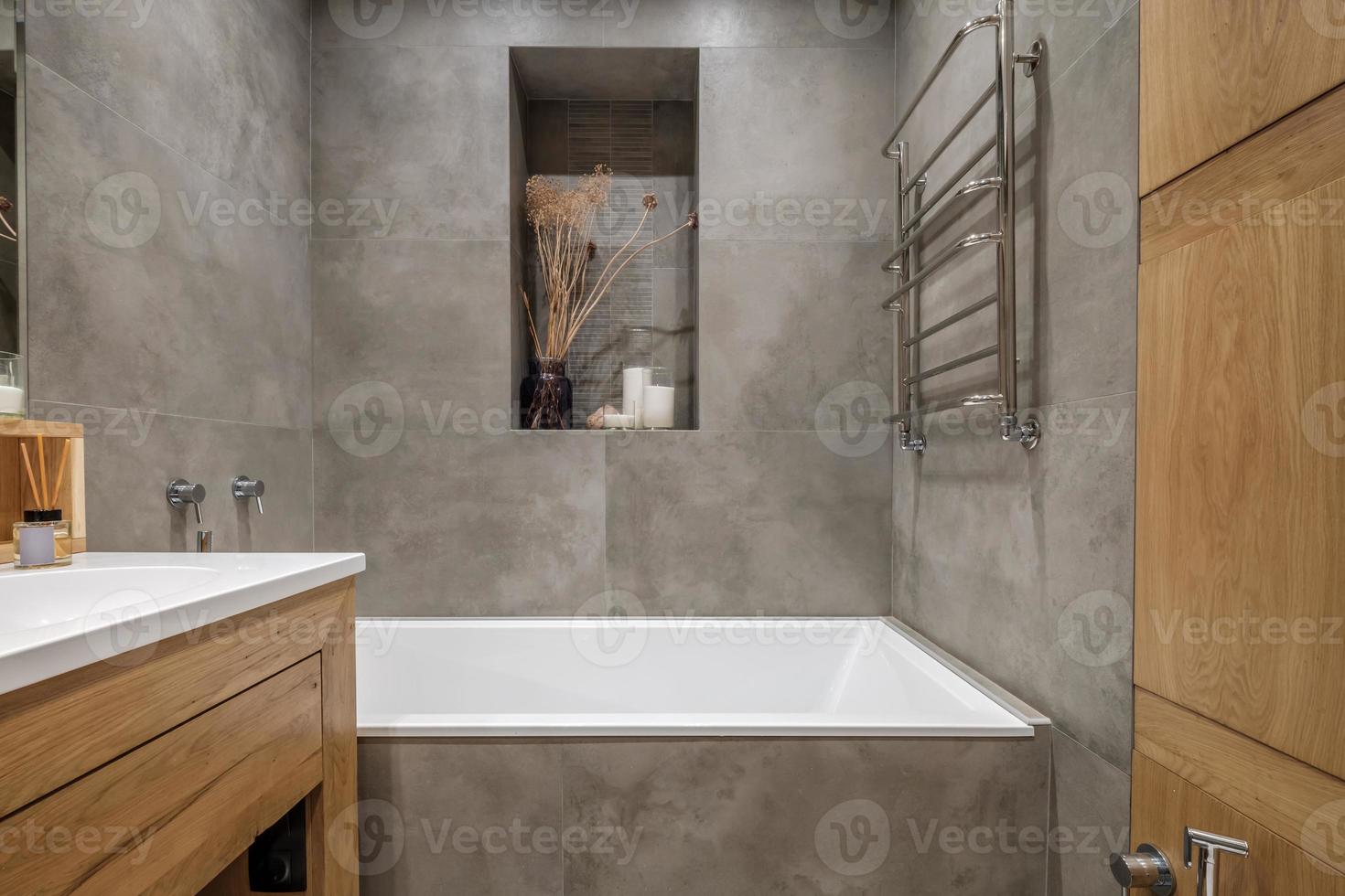 detalles de esquina con grifo de agua con grifo con dispensadores de jabón y champú en un baño caro de estilo rústico ecológico foto