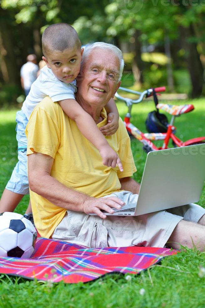 abuelo e hijo usando laptop foto