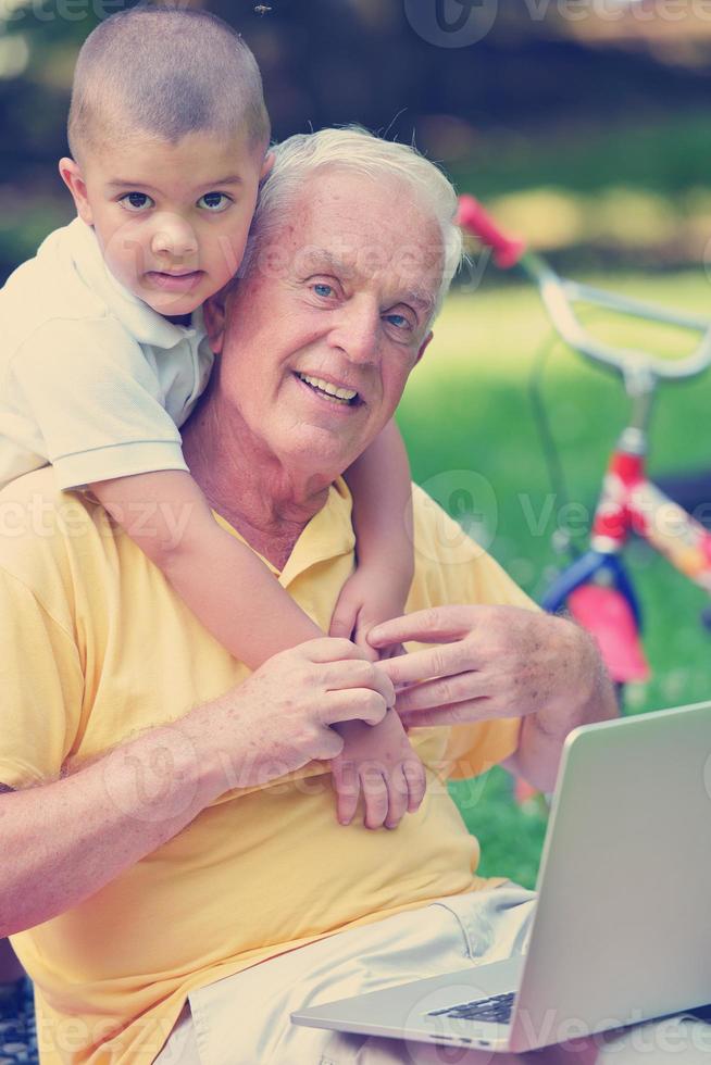 abuelo e hijo usando laptop foto