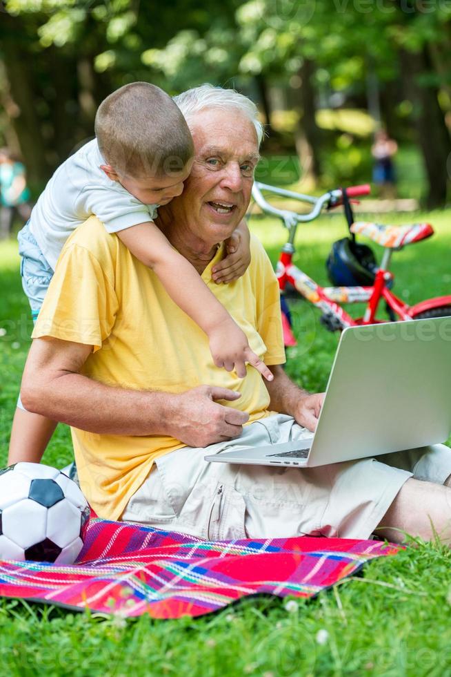 abuelo e hijo usando laptop foto