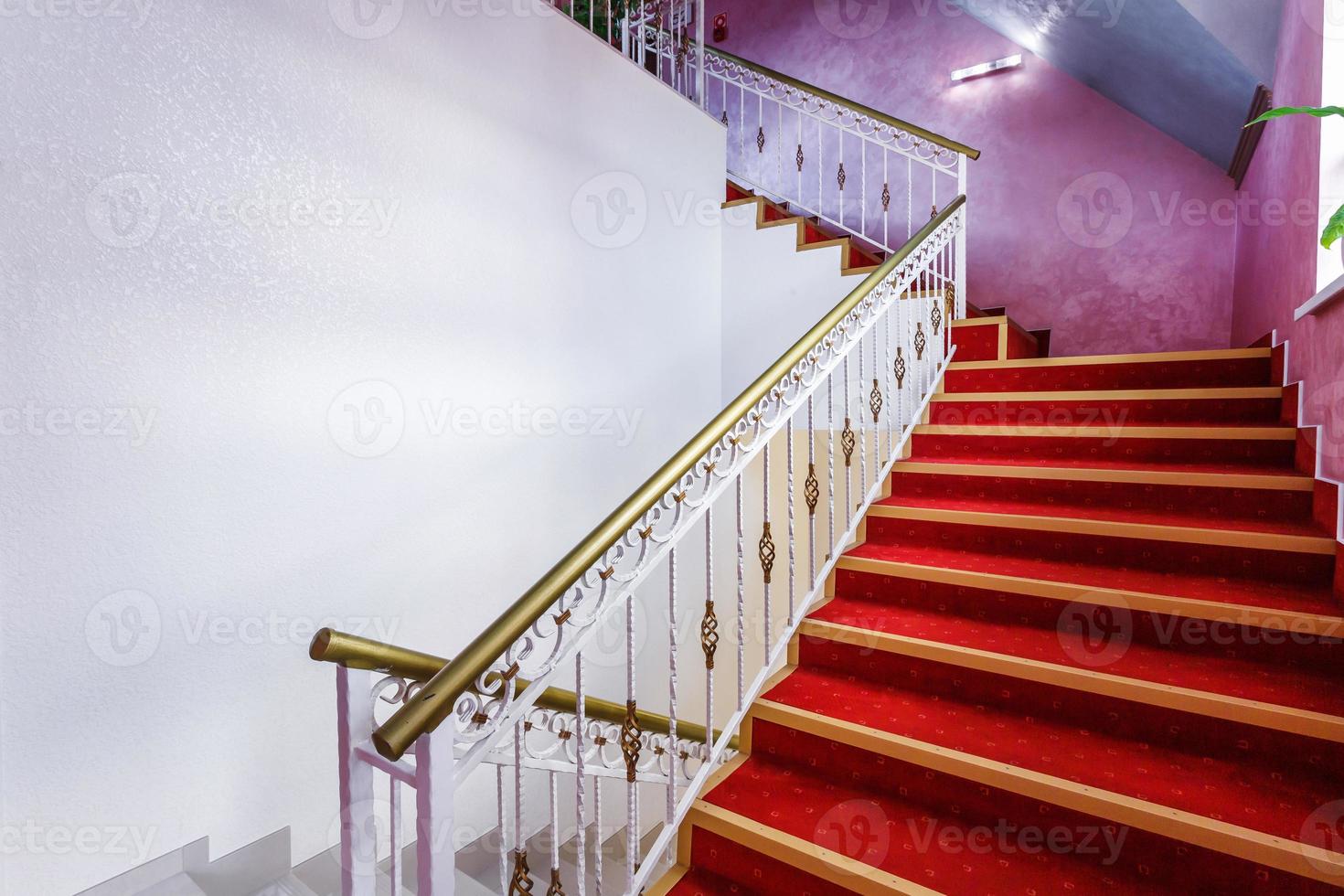 escaleras escalera de salida de emergencia y evacuación en escalera en un nuevo edificio de oficinas foto