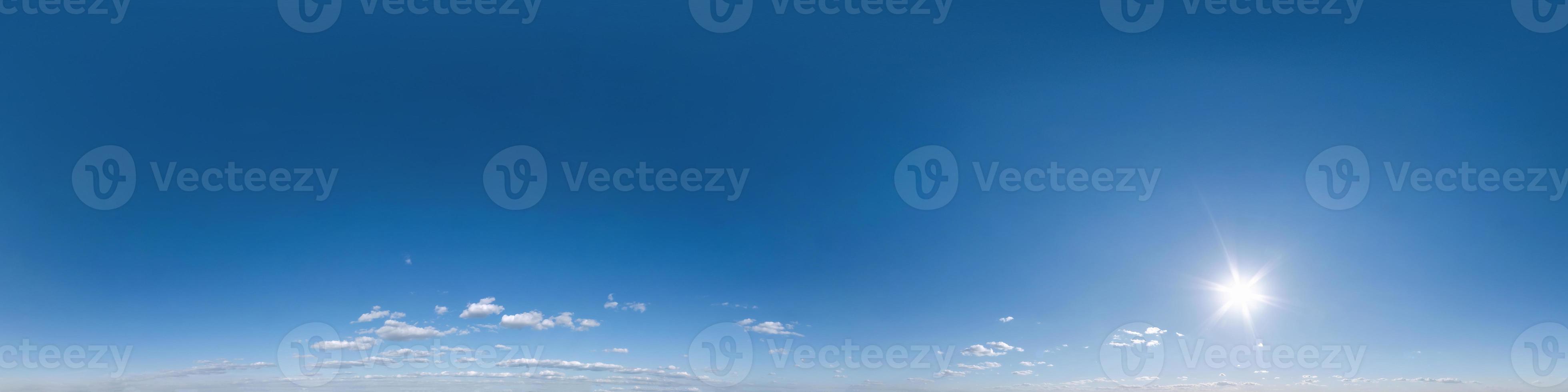 cielo azul claro. vista de ángulo de 360 grados panorámica hdri perfecta con cenit para usar en gráficos 3d o desarrollo de juegos como cúpula del cielo o editar toma de drones foto