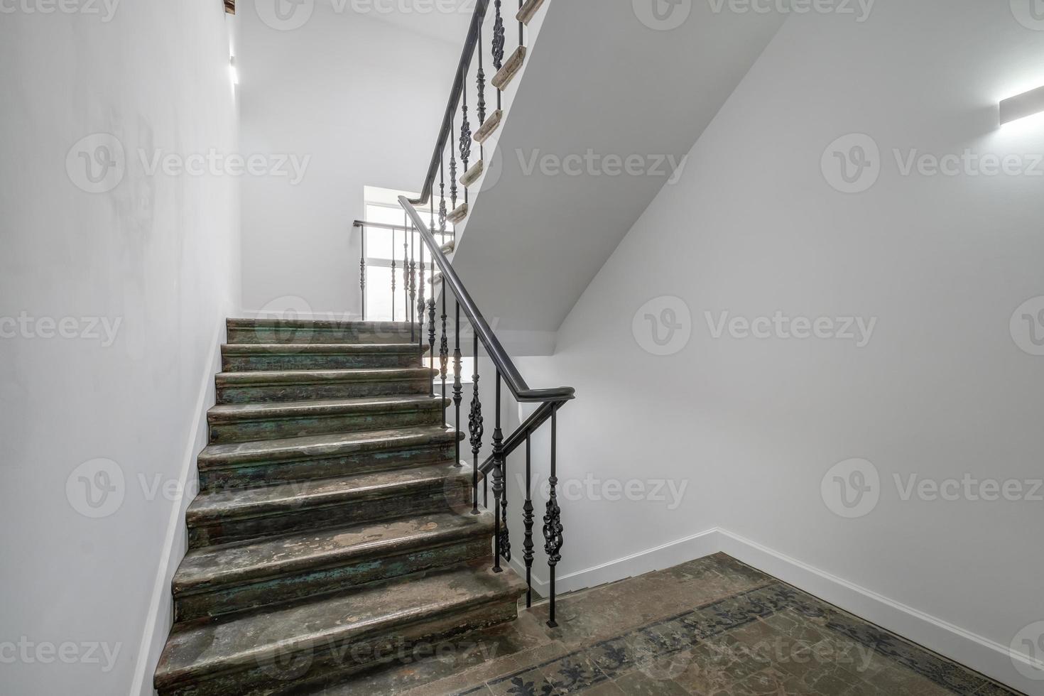 escaleras escalera de salida de emergencia y evacuación en escalera en un nuevo edificio de oficinas foto