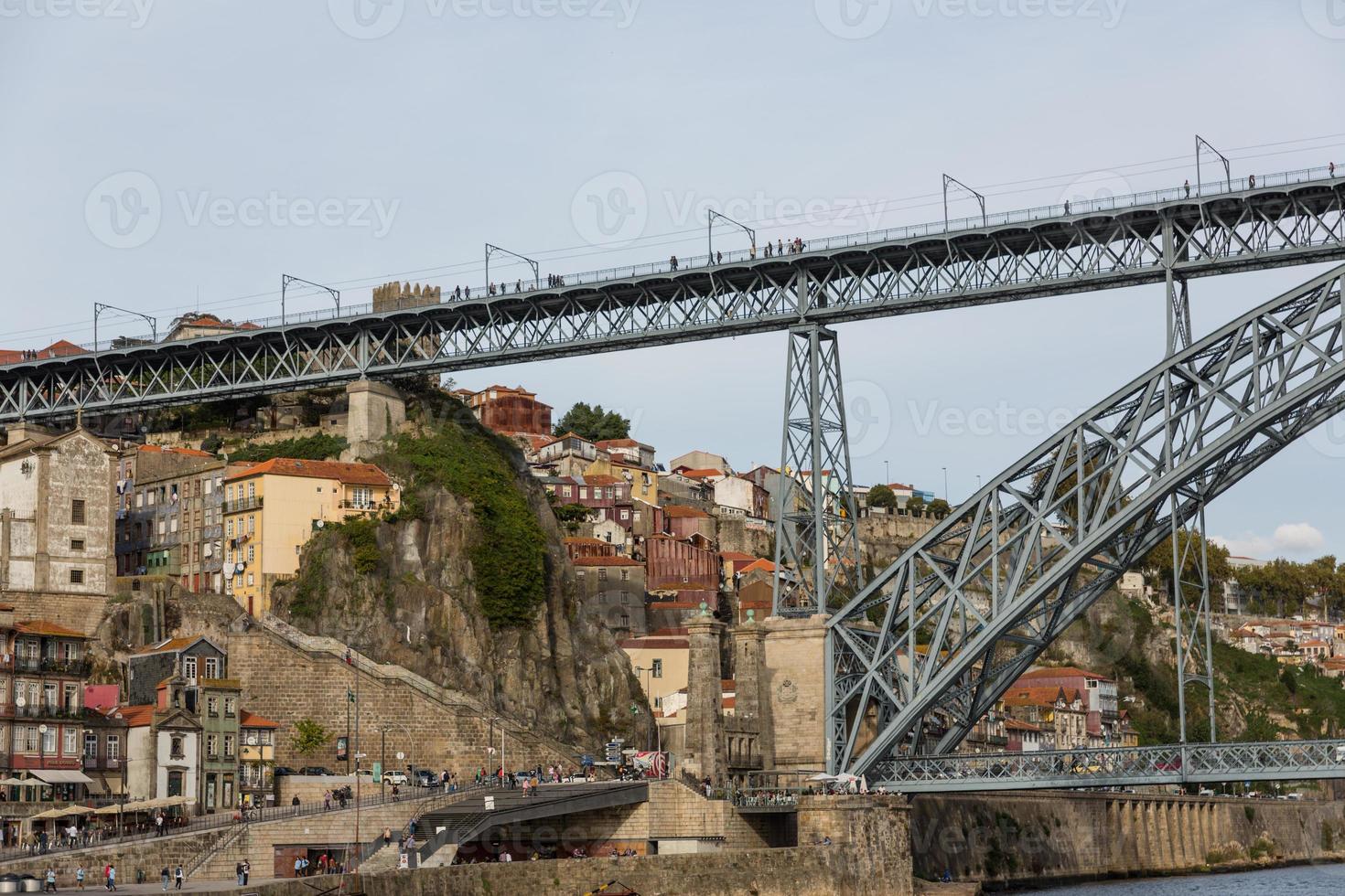 vista de la ciudad de porto en el barrio de ribeira a orillas del río y barcos de vino rabelo en el río douro portugal una ciudad patrimonio de la humanidad de la unesco. foto