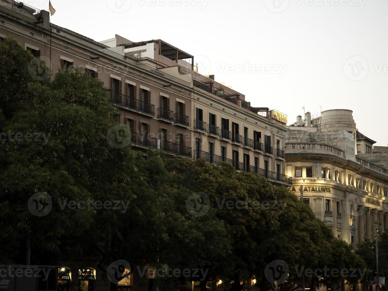 barcelona de noche foto