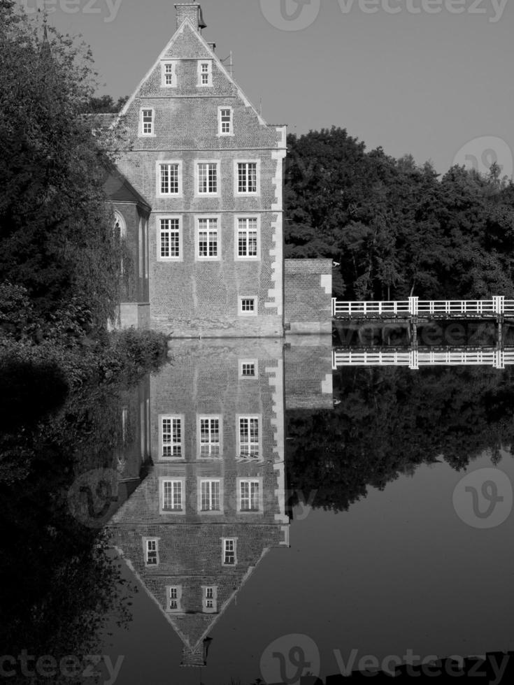 viejo castillo en el muensterland alemán foto