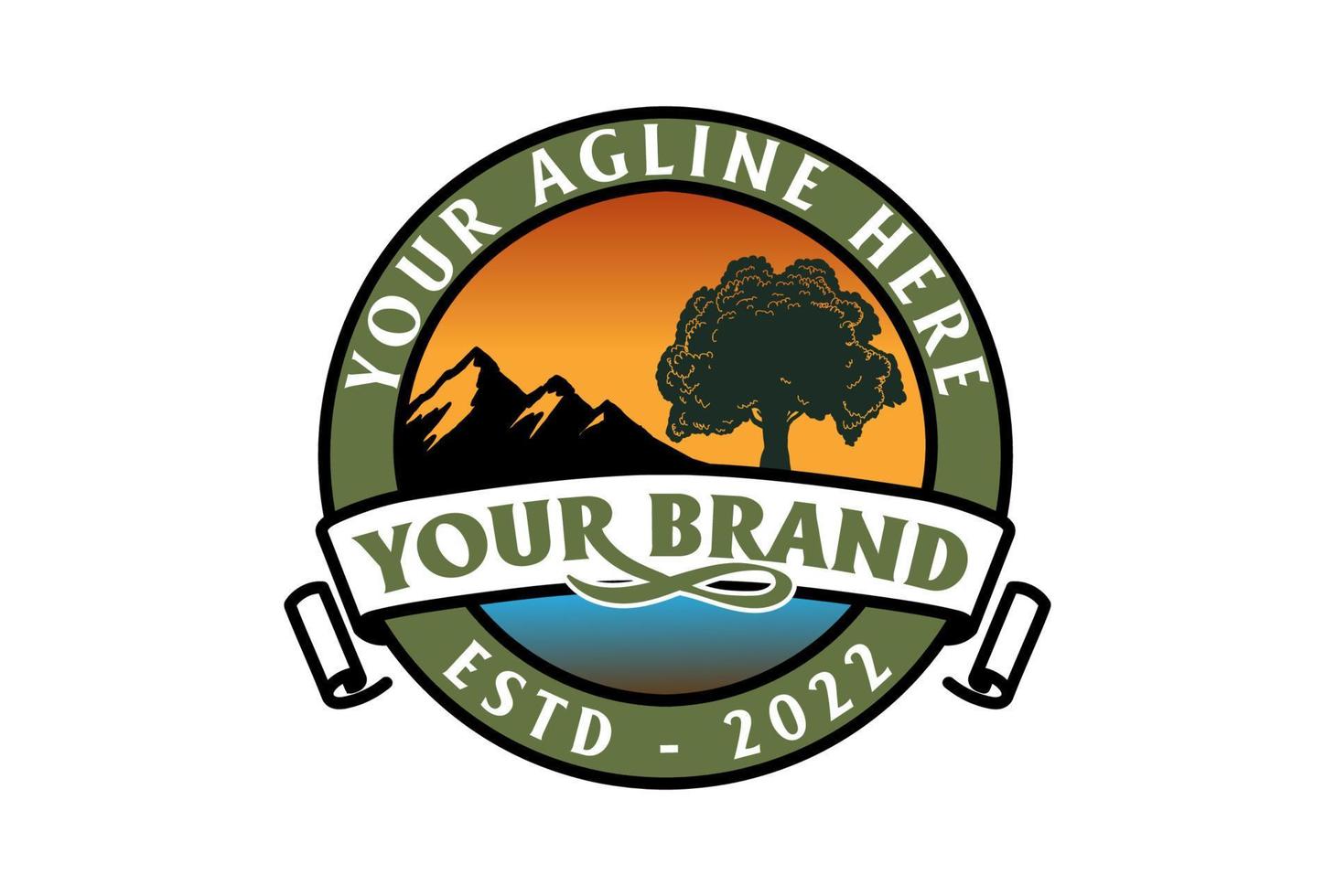 bosque de árboles de higuera de roble vintage con vector de diseño de logotipo de etiqueta de emblema de insignia de colina de montaña