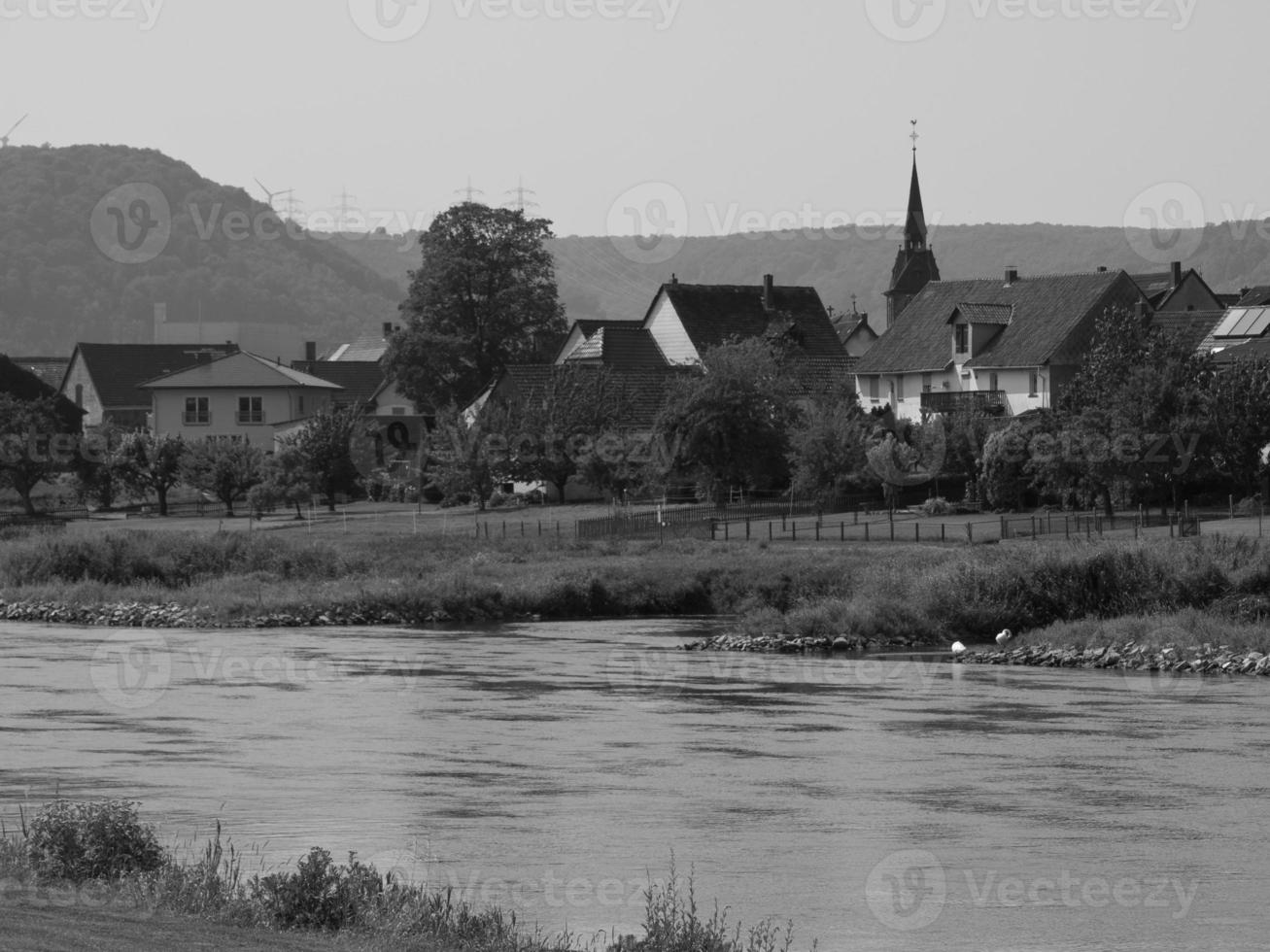 bad karlshafen y el río weser foto