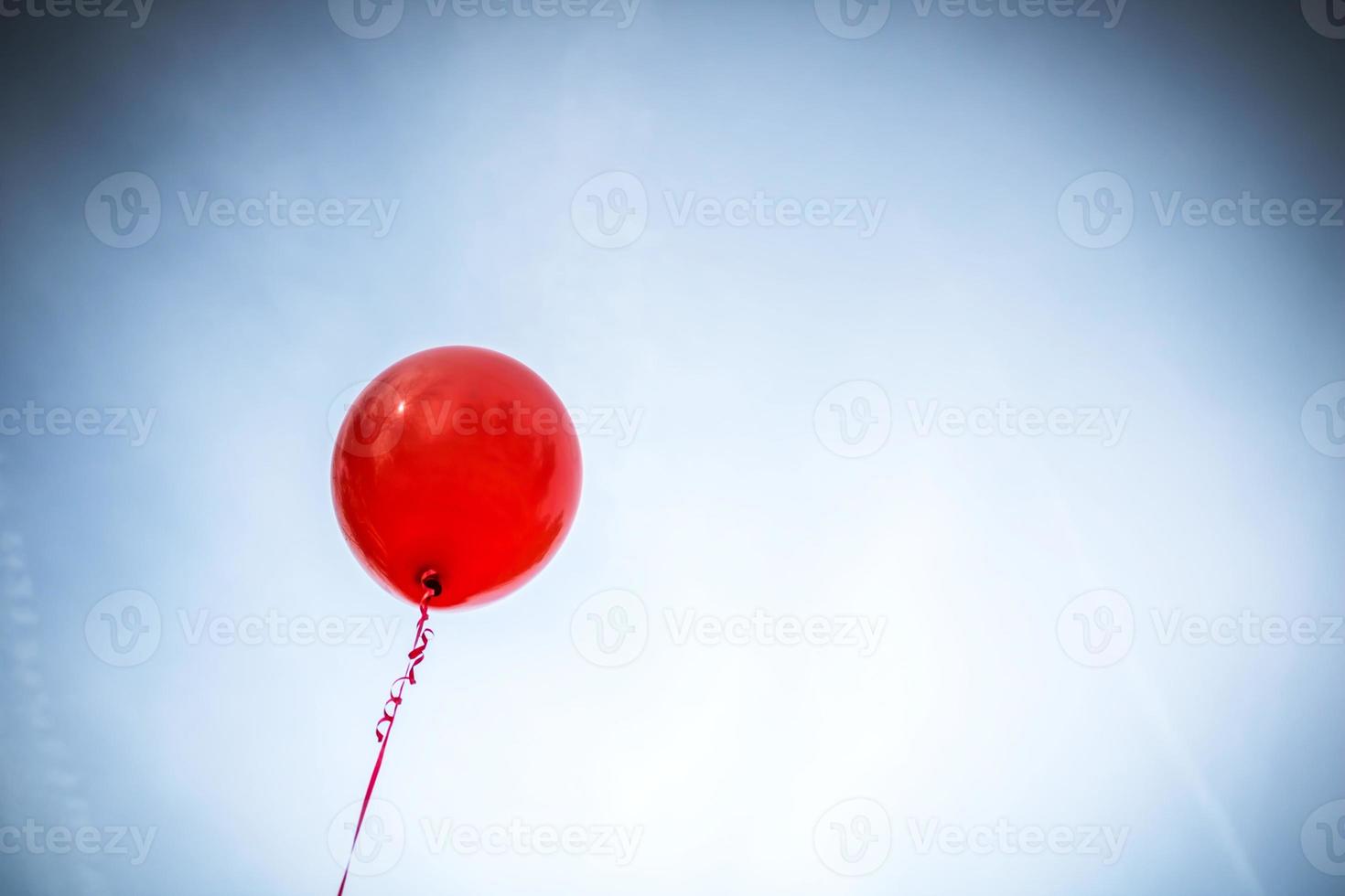 globo rojo contra el cielo. foto