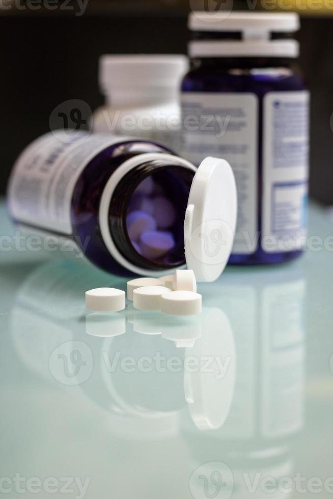 tabletas de medicina en una botella. foto